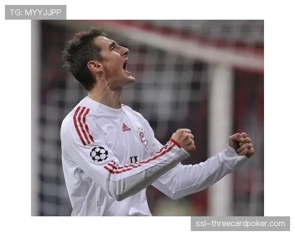 欧冠用球“决赛之星26”在比赛第26分钟被踢上看台送给小球迷